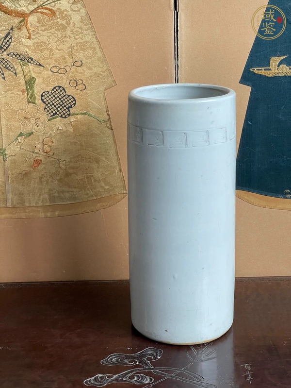 古玩陶瓷日本明治白釉帽筒真品鑒賞圖