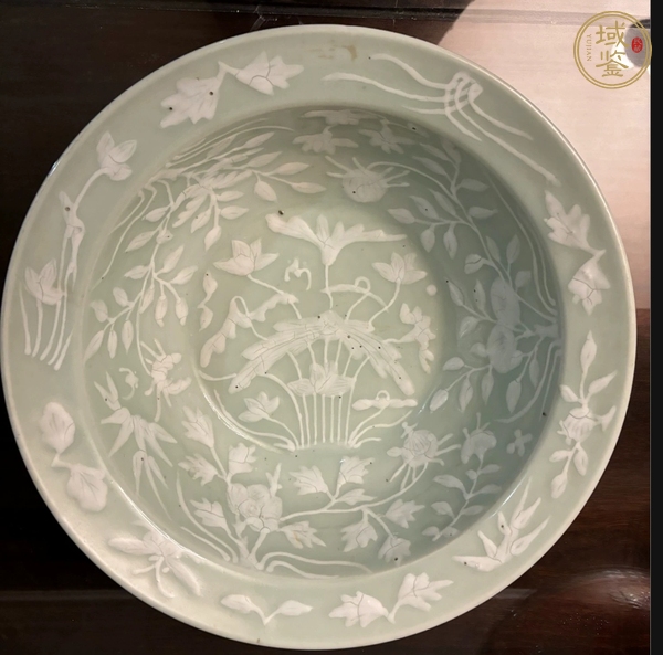 古玩陶瓷豆青釉堆白花卉紋洗手盆真品鑒賞圖