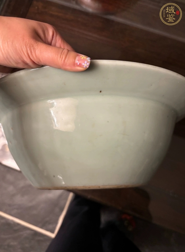 古玩陶瓷豆青釉堆白花卉紋洗手盆真品鑒賞圖