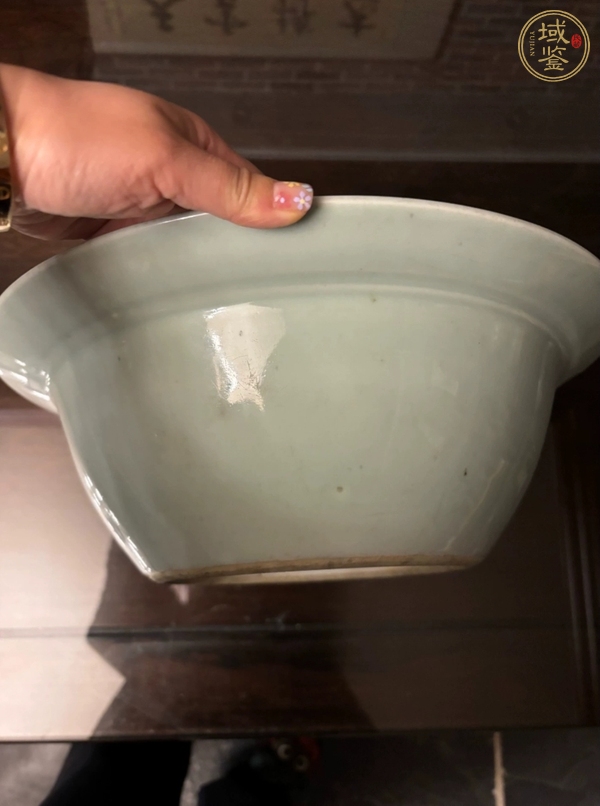 古玩陶瓷豆青釉堆白花卉紋洗手盆真品鑒賞圖