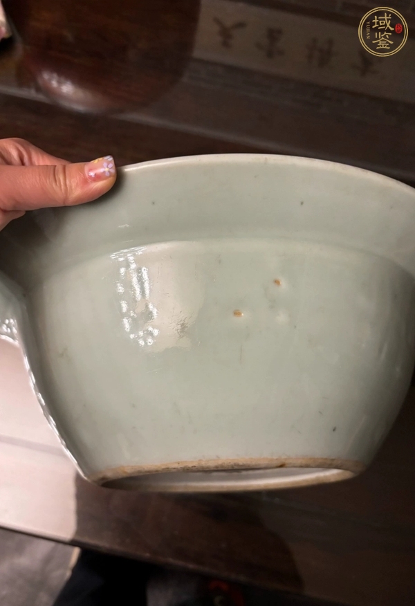 古玩陶瓷豆青釉堆白花卉紋洗手盆真品鑒賞圖