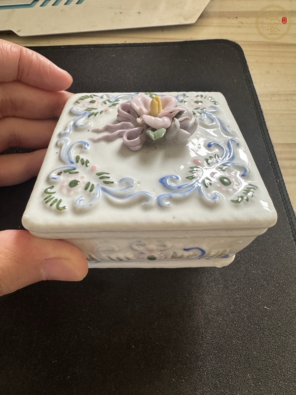 古玩堆塑花卉紋四方蓋盒真品鑒賞圖