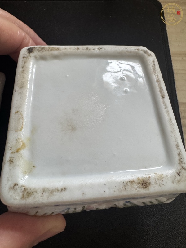 古玩陶瓷堆塑花卉紋四方蓋盒真品鑒賞圖