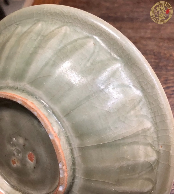古玩陶瓷宋元·青釉模印雙魚紋折沿盤 真品鑒賞圖