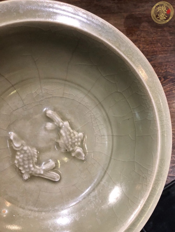 古玩陶瓷宋元·青釉模印雙魚紋折沿盤 真品鑒賞圖