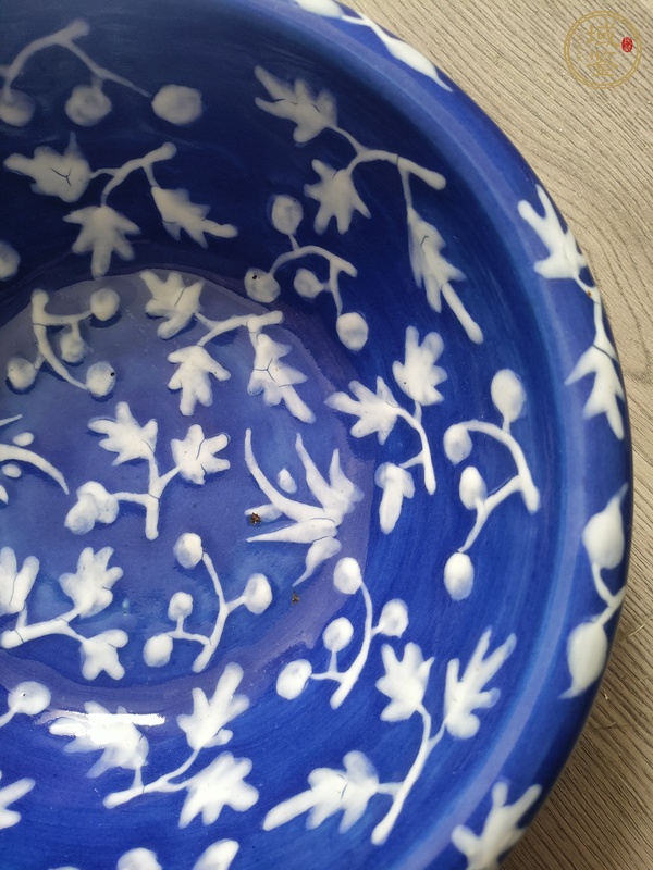 古玩陶瓷祭藍堆白紫金釉盆真品鑒賞圖