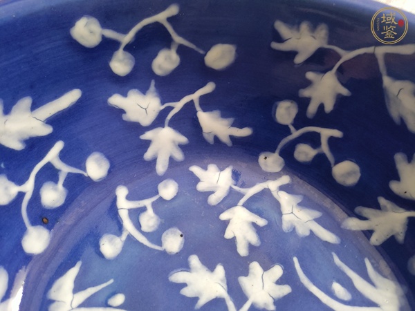 古玩陶瓷祭藍堆白紫金釉盆真品鑒賞圖