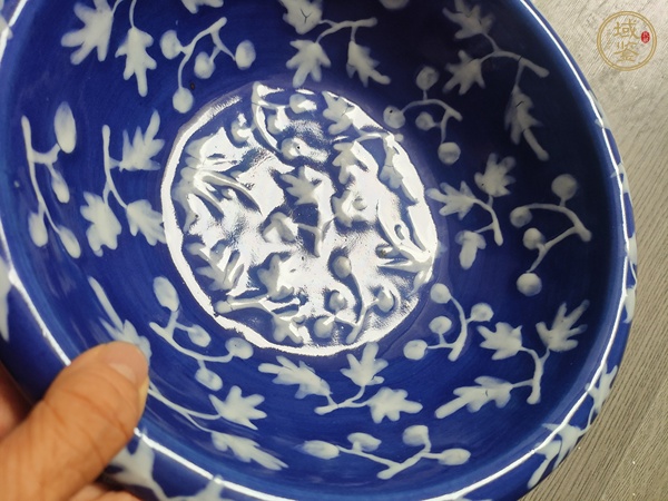古玩陶瓷祭藍堆白紫金釉盆真品鑒賞圖