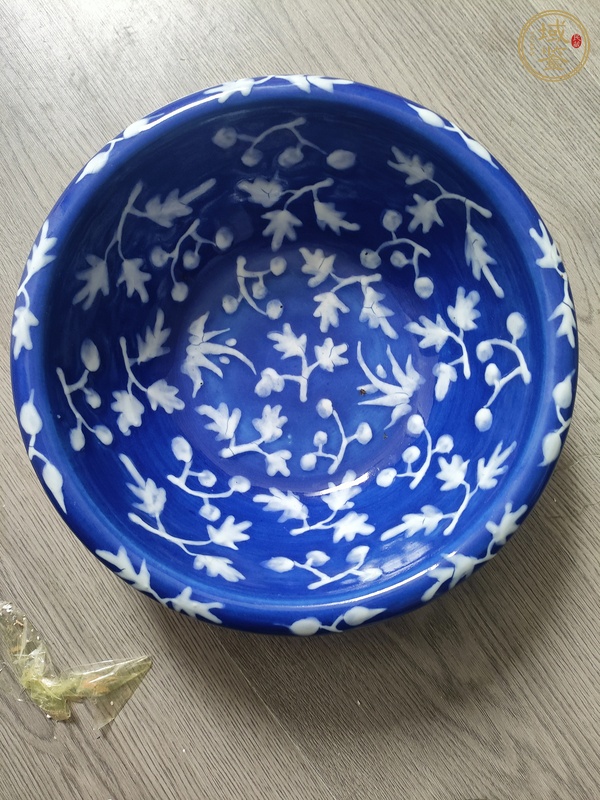 古玩陶瓷祭藍堆白紫金釉盆真品鑒賞圖