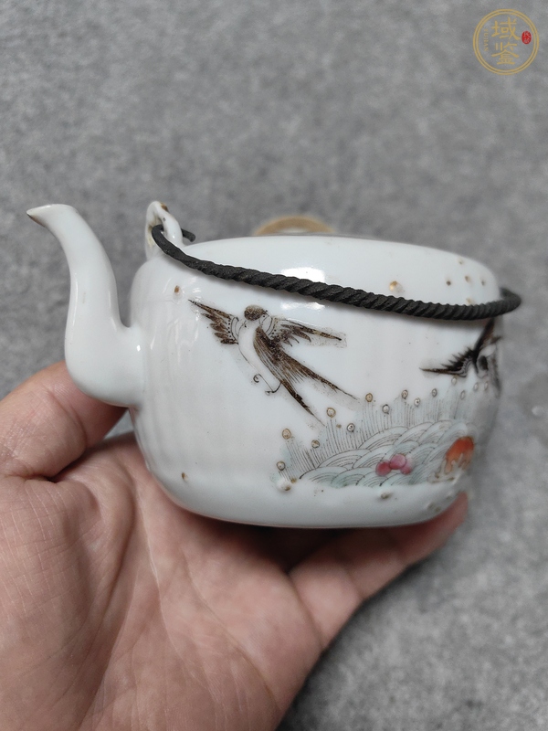 古玩陶瓷瓜蝶連綿粉彩提梁壺真品鑒賞圖