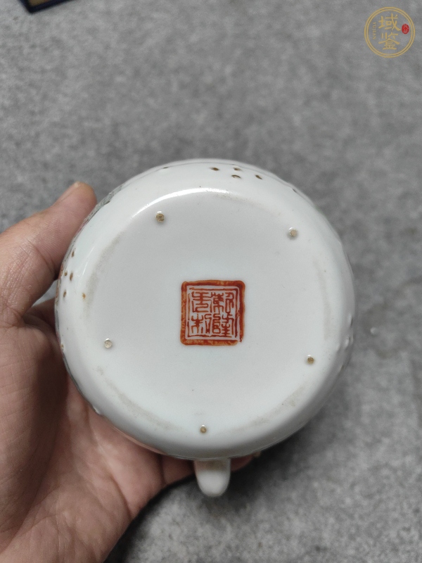 古玩陶瓷瓜蝶連綿粉彩提梁壺真品鑒賞圖