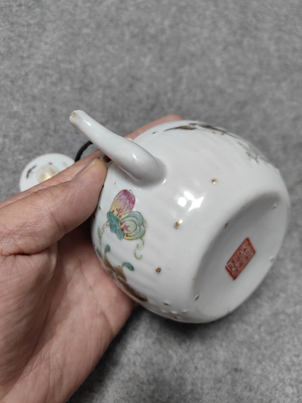 古玩陶瓷晚清-瓜蝶連綿粉彩提梁壺拍賣，當前價格2200元