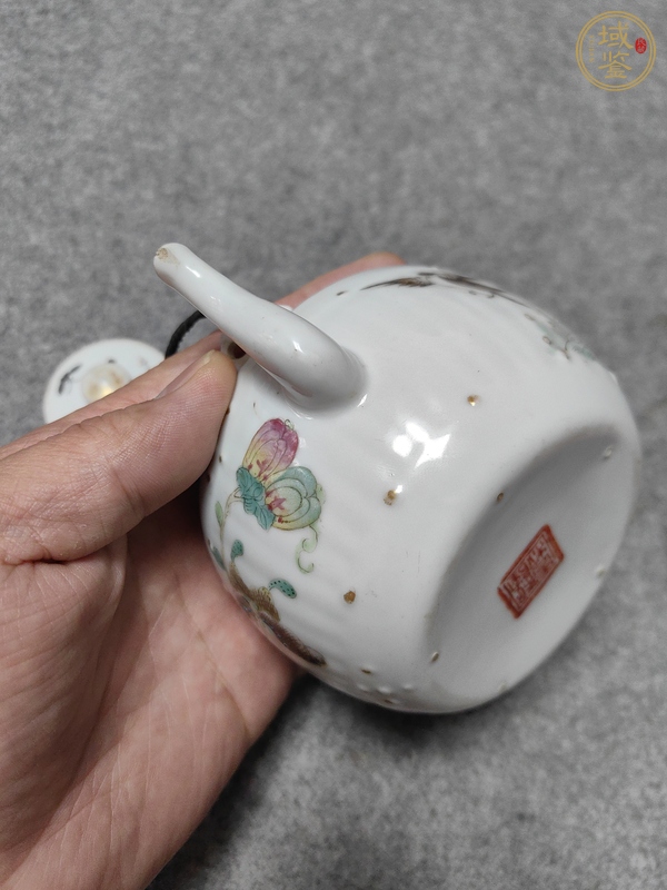 古玩陶瓷瓜蝶連綿粉彩提梁壺真品鑒賞圖
