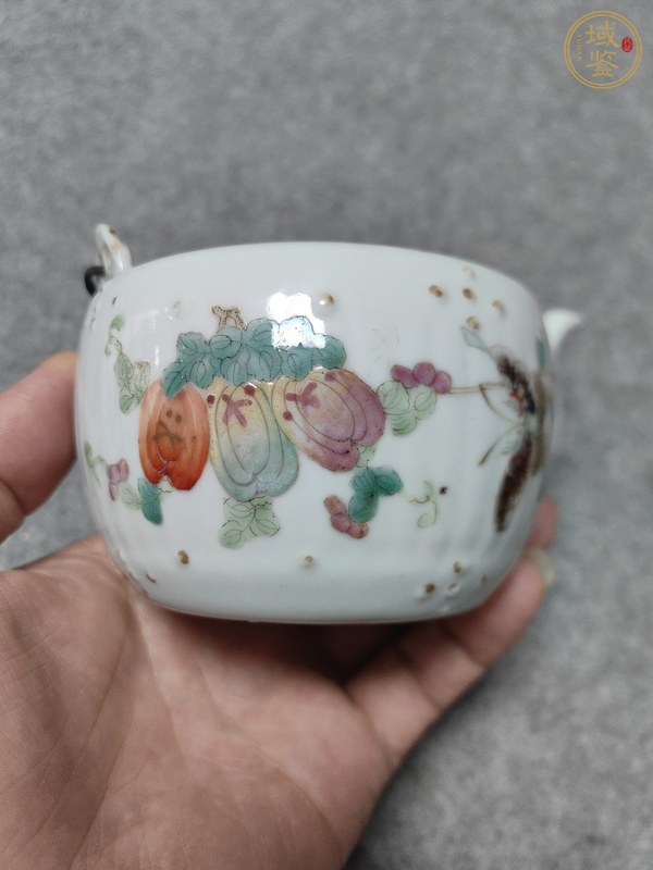 古玩陶瓷瓜蝶連綿粉彩提梁壺真品鑒賞圖