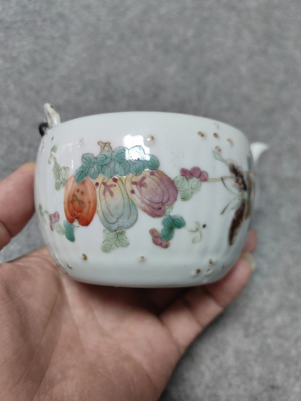 古玩陶瓷晚清-瓜蝶連綿粉彩提梁壺拍賣，當前價格2200元