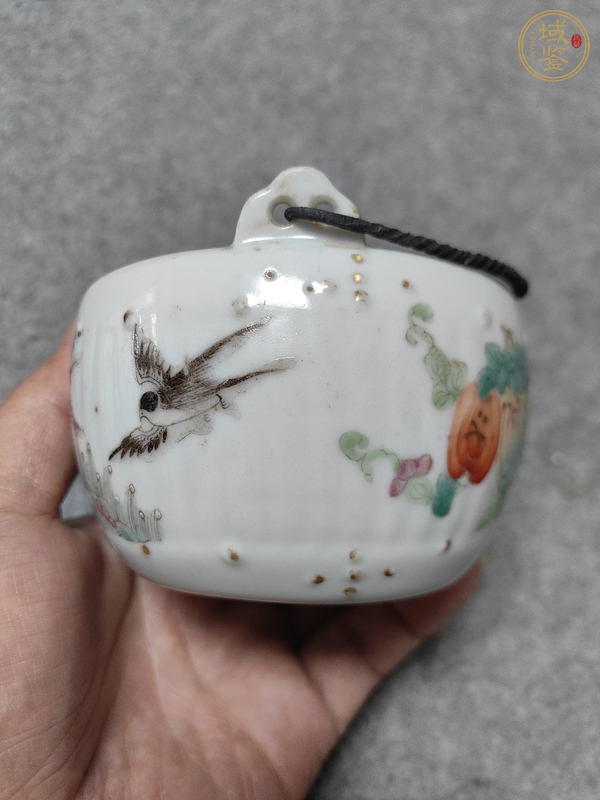 古玩陶瓷瓜蝶連綿粉彩提梁壺真品鑒賞圖