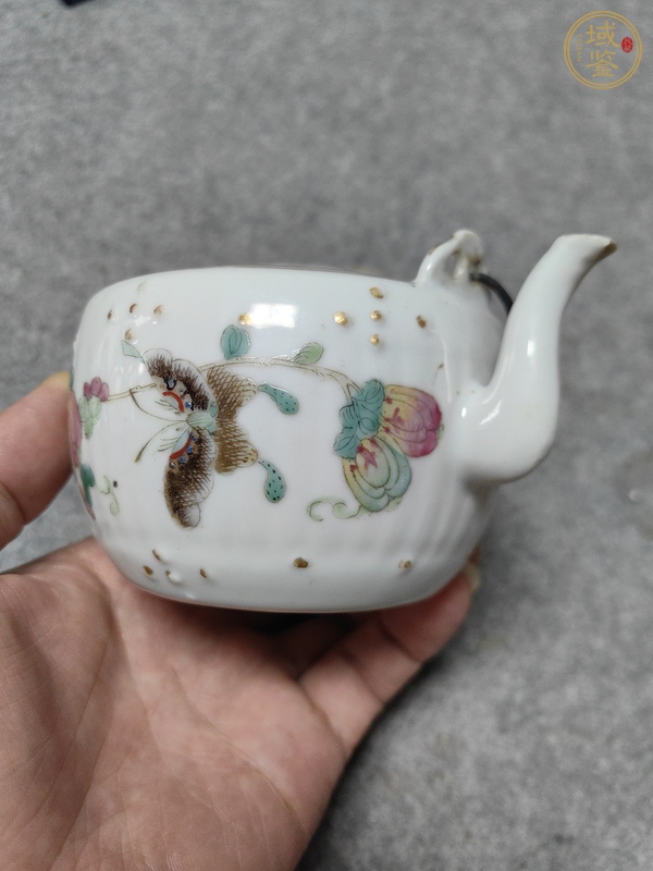 古玩瓜蝶連綿粉彩提梁壺真品鑒賞圖