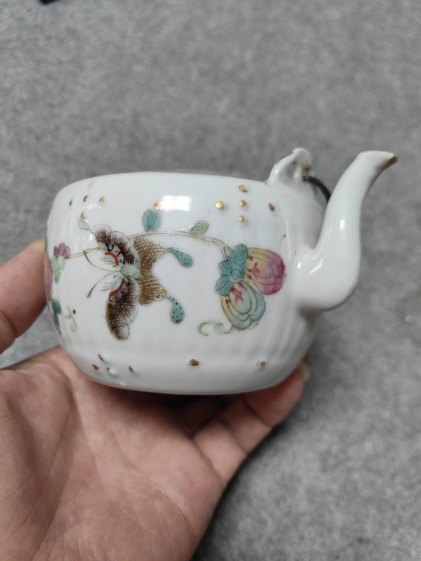 古玩陶瓷晚清-瓜蝶連綿粉彩提梁壺拍賣，當前價格2200元