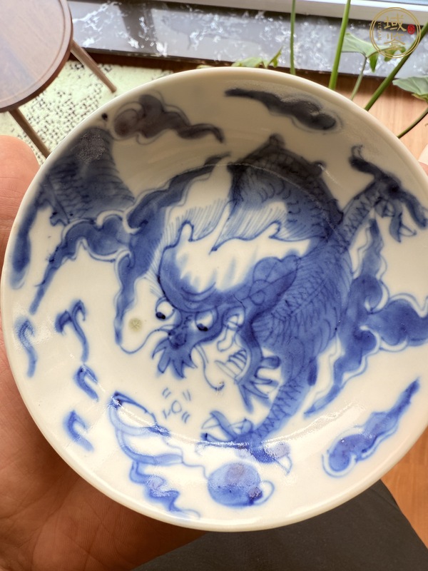 古玩陶瓷過(guò)墻龍紋青花盤(pán)真品鑒賞圖
