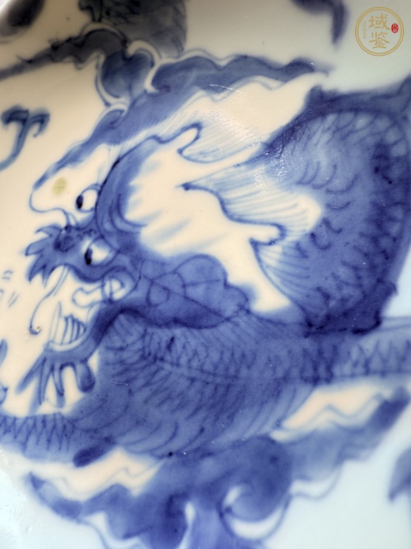 古玩陶瓷過(guò)墻龍紋青花盤(pán)真品鑒賞圖