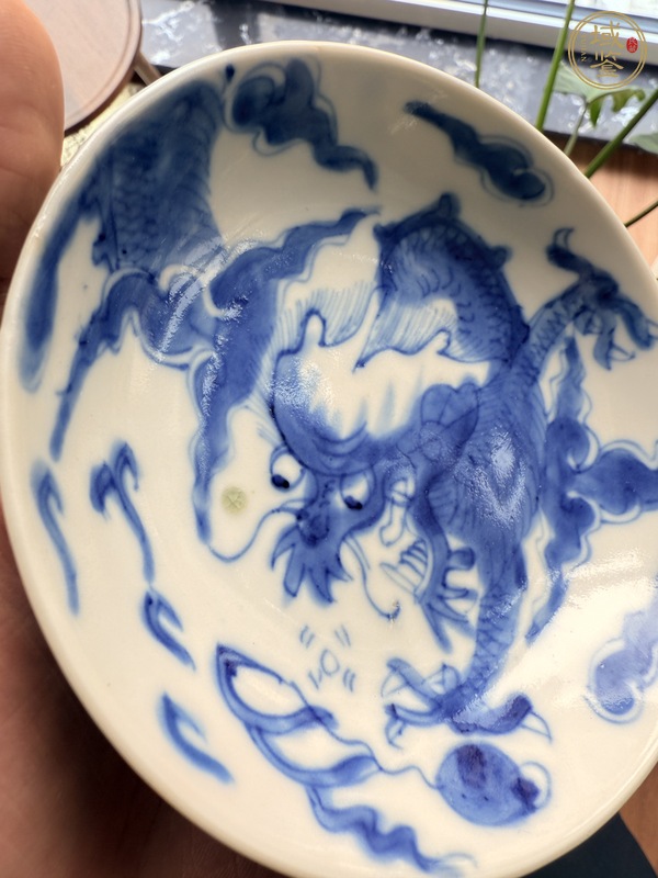 古玩陶瓷過(guò)墻龍紋青花盤(pán)真品鑒賞圖