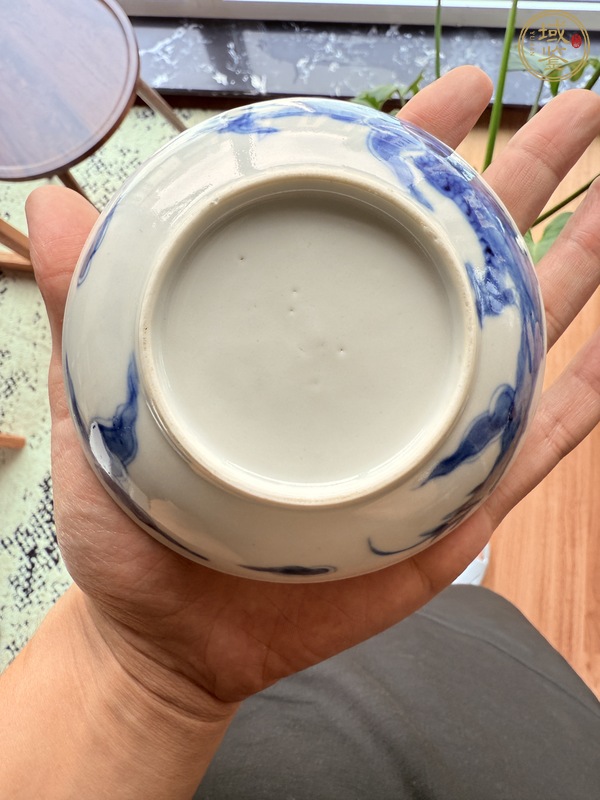 古玩陶瓷過(guò)墻龍紋青花盤(pán)真品鑒賞圖