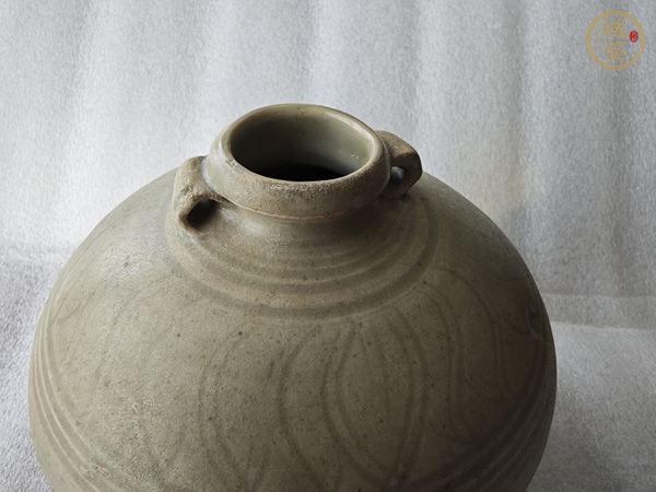 古玩陶瓷龍泉窯青釉雙系刻花罐真品鑒賞圖