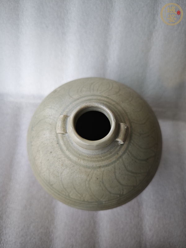 古玩陶瓷龍泉窯青釉雙系刻花罐真品鑒賞圖