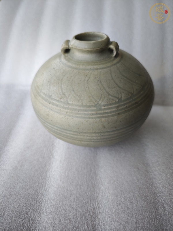 古玩陶瓷龍泉窯青釉雙系刻花罐真品鑒賞圖