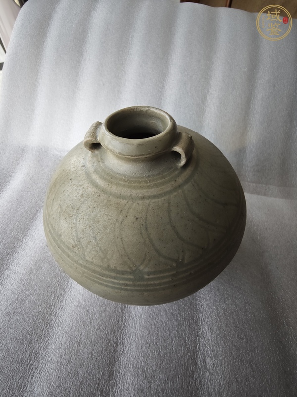 古玩陶瓷龍泉窯青釉雙系刻花罐真品鑒賞圖