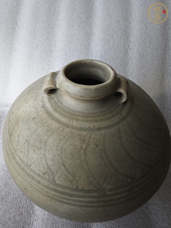 古玩陶瓷龍泉窯青釉雙系刻花罐真品鑒賞圖