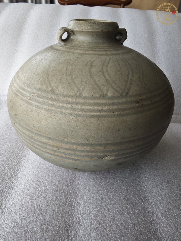 古玩陶瓷龍泉窯青釉雙系刻花罐真品鑒賞圖