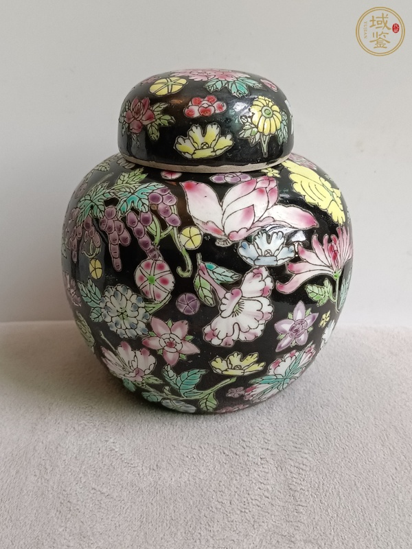 古玩陶瓷墨地粉彩花卉紋蓋罐真品鑒賞圖