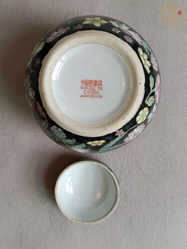 古玩陶瓷墨地粉彩花卉紋蓋罐真品鑒賞圖