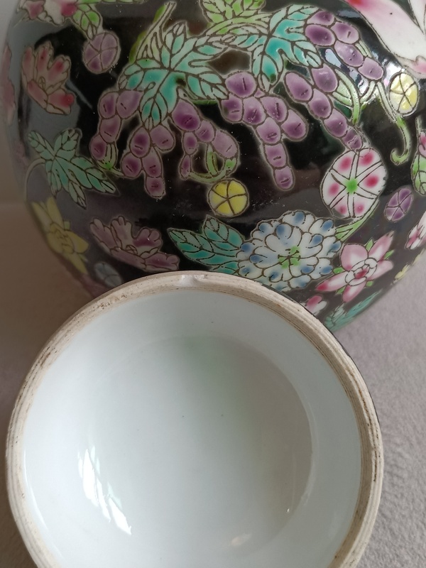 古玩陶瓷墨地粉彩花卉紋蓋罐拍賣，當前價格299元