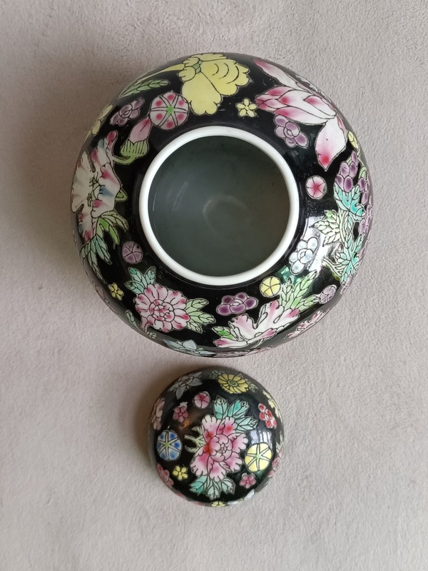 古玩陶瓷墨地粉彩花卉紋蓋罐拍賣，當前價格299元