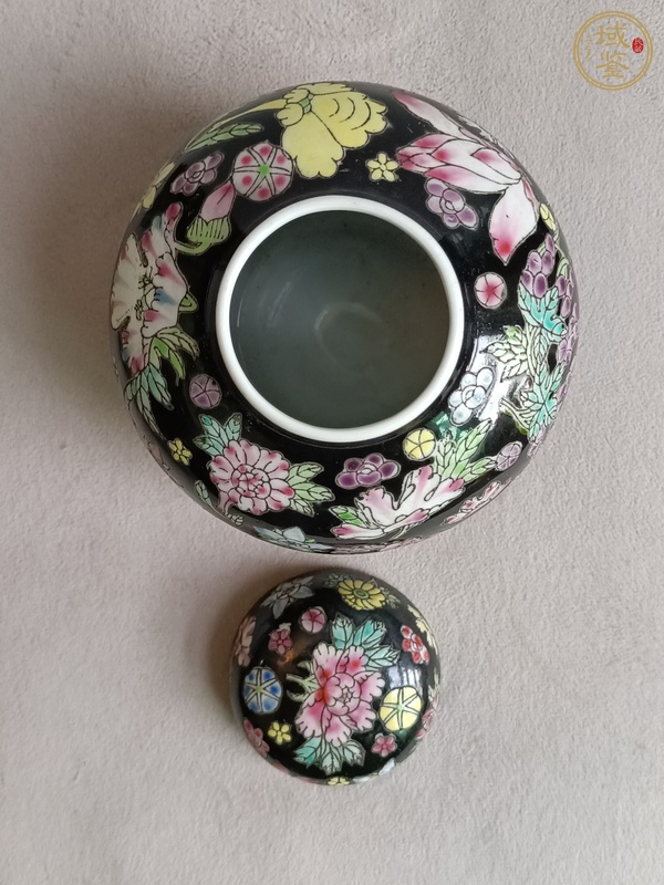古玩陶瓷墨地粉彩花卉紋蓋罐真品鑒賞圖