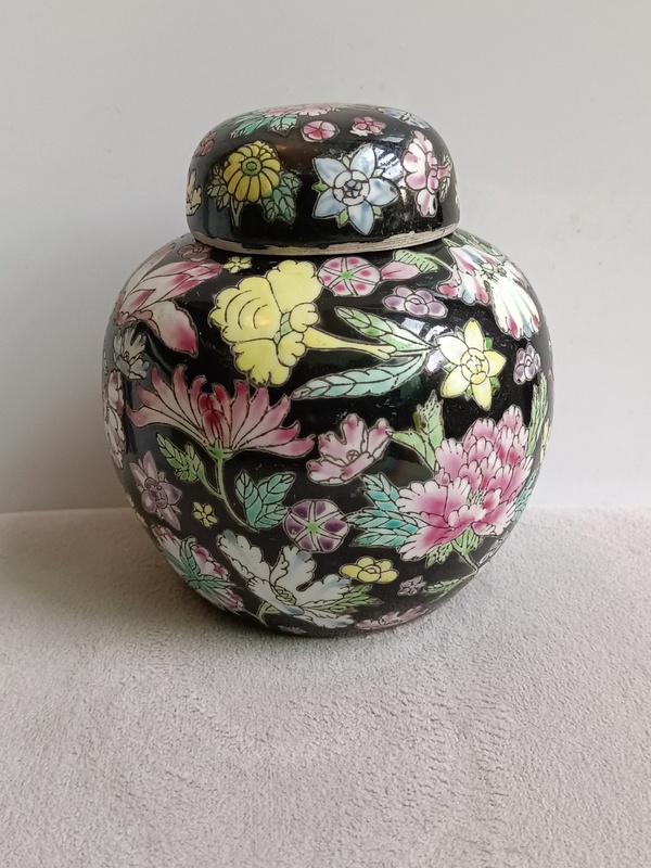 古玩陶瓷墨地粉彩花卉紋蓋罐拍賣，當前價格299元