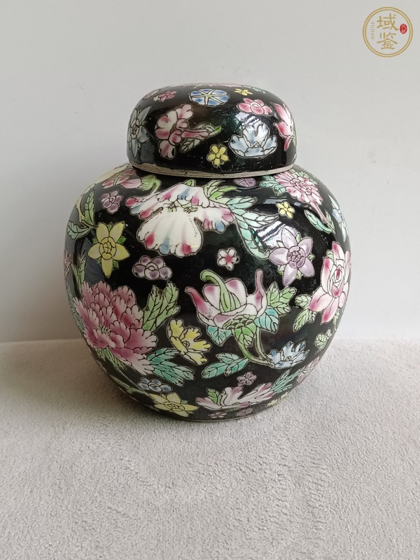 古玩陶瓷墨地粉彩花卉紋蓋罐真品鑒賞圖
