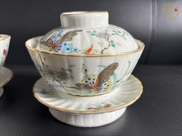古玩陶瓷粉彩花卉蝴蝶式瓜棱蓋碗真品鑒賞圖