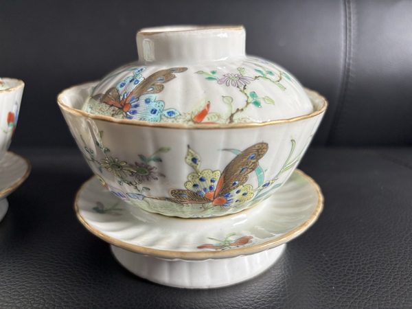 古玩陶瓷清同治 粉彩描金蝶戀花瓜棱三才蓋碗兩套拍賣(mài)，當(dāng)前價(jià)格16888元