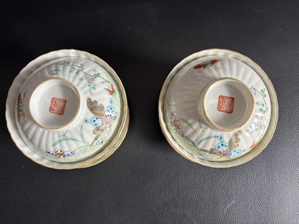 古玩陶瓷清同治 粉彩描金蝶戀花瓜棱三才蓋碗兩套拍賣(mài)，當(dāng)前價(jià)格16888元