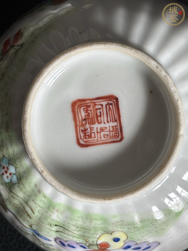 古玩陶瓷粉彩花卉蝴蝶式瓜棱蓋碗真品鑒賞圖