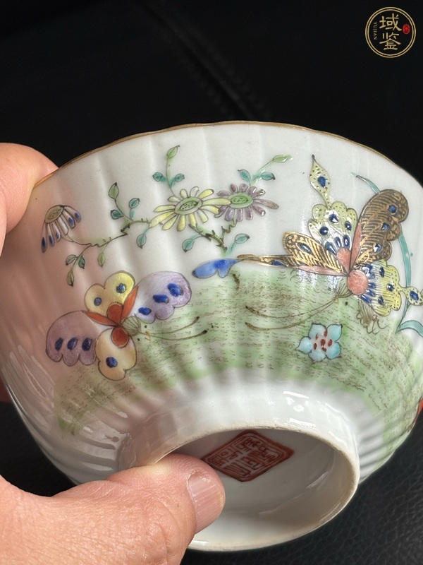 古玩陶瓷粉彩花卉蝴蝶式瓜棱蓋碗真品鑒賞圖