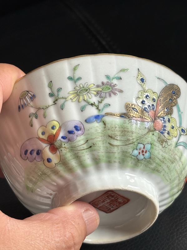 古玩陶瓷清同治 粉彩描金蝶戀花瓜棱三才蓋碗兩套拍賣(mài)，當(dāng)前價(jià)格16888元