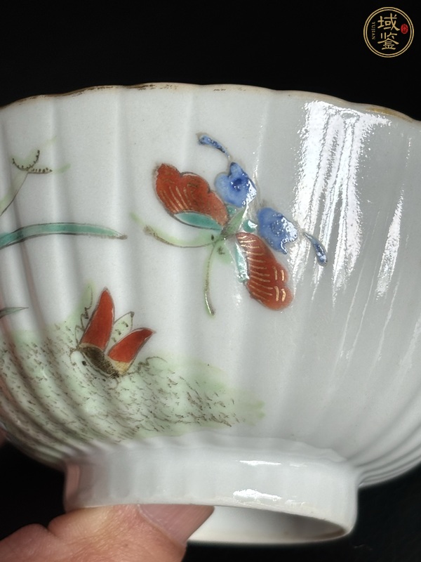 古玩陶瓷粉彩花卉蝴蝶式瓜棱蓋碗真品鑒賞圖