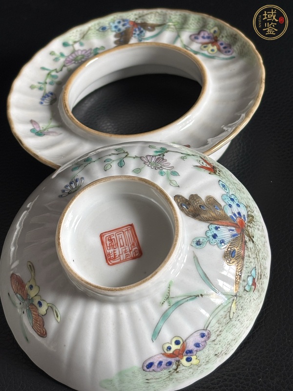 古玩陶瓷粉彩花卉蝴蝶式瓜棱蓋碗真品鑒賞圖
