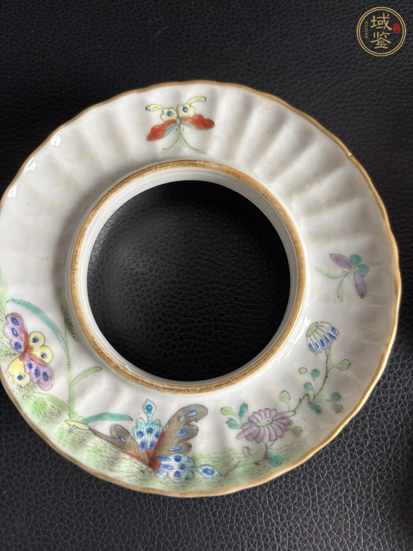 古玩陶瓷粉彩花卉蝴蝶式瓜棱蓋碗真品鑒賞圖