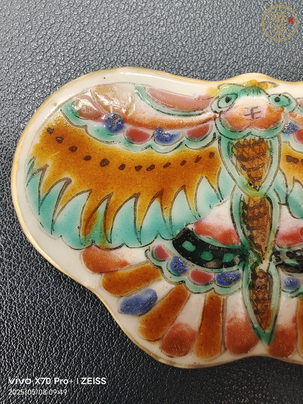 古玩陶瓷粉彩蝴蝶蓋盒真品鑒賞圖