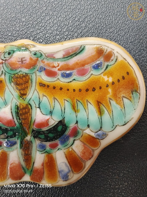 古玩陶瓷粉彩蝴蝶蓋盒真品鑒賞圖